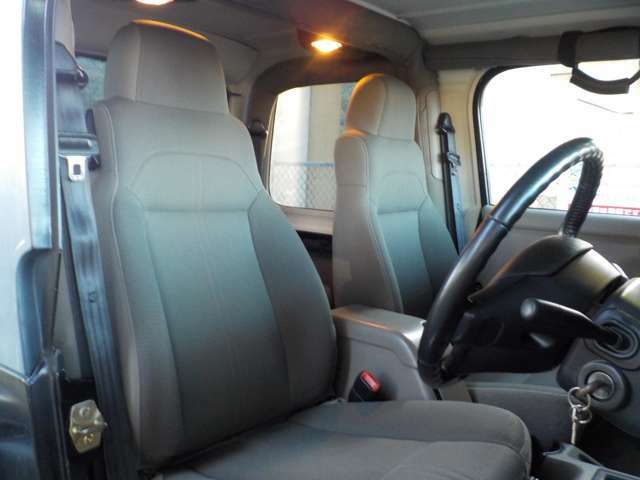 内外装自信有ります。運転席・後部座席共綺麗です。全車に除菌・抗菌・消臭処理をして納車致します。　お子様も安心です♪