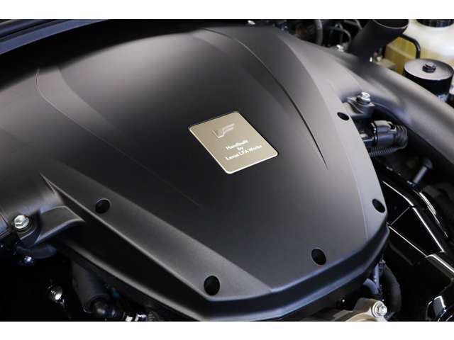 4.8L　V10のエンジンは最大出力552hpを発揮し、応答性の高い設計がされています。パワーと軽量の組み合わせにより、100km/hまでの加速時間はわずか3.7秒、最 高速度は325km/hとなります。