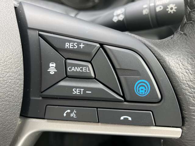 プロパイロットスイッチ。同一車線でのハンドルとアクセルのアシストが可能　長距離ドライブ時に同乗者との会話が弾みます。