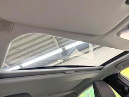 【パノラマルーフ】大型のガラスルーフ搭載で車内の解放感が一気にアップ！開放的なドライブをお楽しみいただけます。