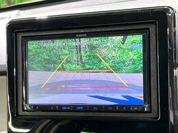 【バックカメラ】駐車時に後方がリアルタイム映像で確認できます。大型商業施設や立体駐車場での駐車時や、夜間のバック時に大活躍！運転スキルに関わらず、今や必須となった装備のひとつです！