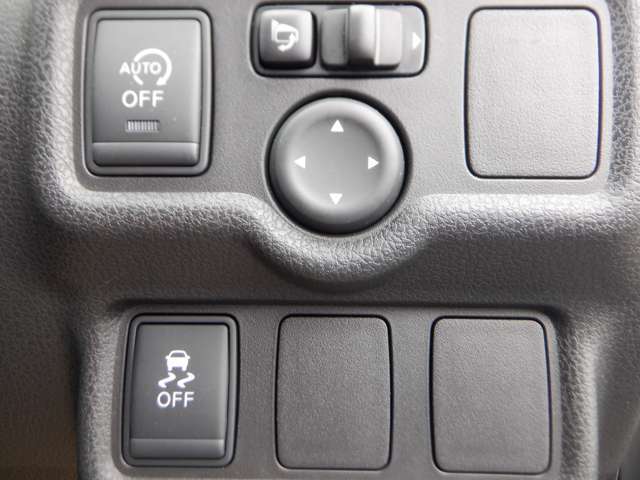 【VDC】運転操作やクルマの速度を検知して、ブレーキやエンジン出力の制御を 自動的に行い、滑りやすい路面やカーブを曲がるときや障害物を回避するときにクルマ の横滑りを軽減し、運転に安心感を与えます。