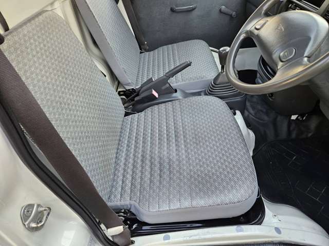 運転席シートも破れなくキレイです！ルームクリーニング済みとなります！！