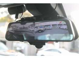 ミラー一体型のドライブレコーダー＆前後カメラ。