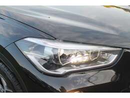 LEDヘッドライトが明るい視界を確保します。