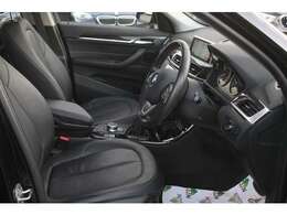 黒革シートのインテリアは、走行少ない車両だけに使用感がかんじられないような綺麗なコンディションをキープしています。