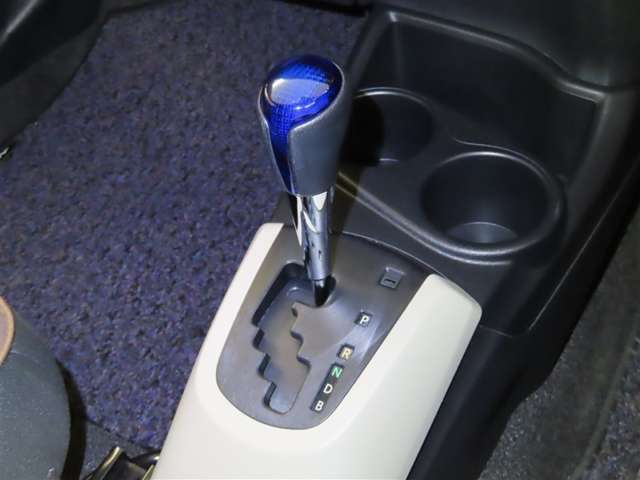 誤操作の少ないゲート式シフトレバーを装備しております。