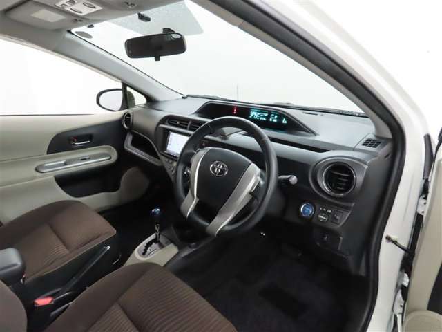 シンプルで使いやすいデザインの運転席です。