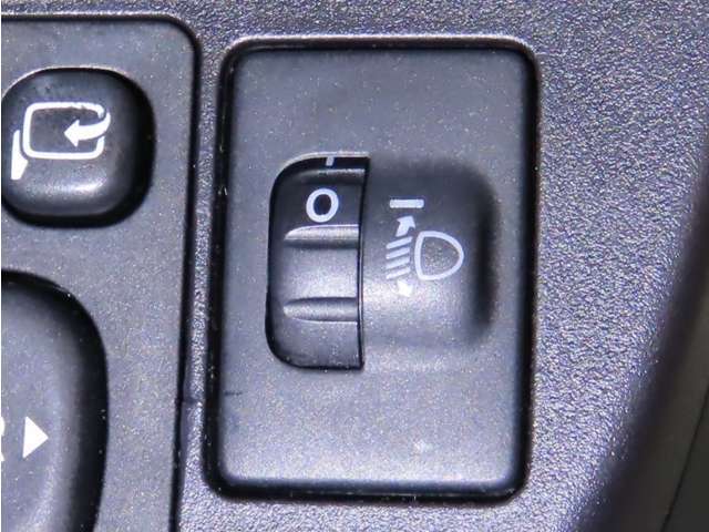 ヘッドランプの光軸調整ダイヤルを装備しております。
