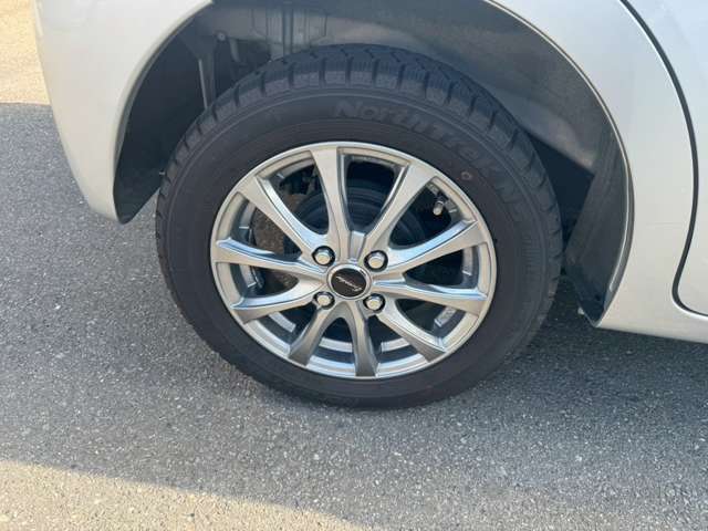 タイヤの目もしっかり有りますよ！車の基本性能の止まる部分に大事な役割をしますからね！！