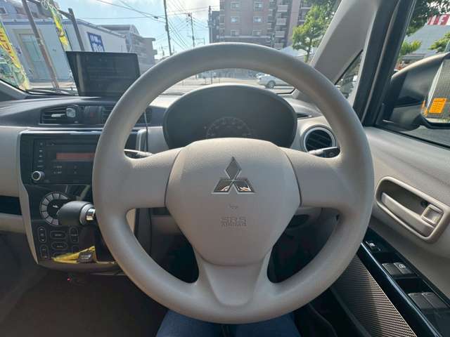 ハンドル周りはこのように運転しやすい装備がついております。