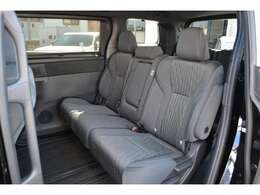 現行アルファードで唯一の2列目シートが3人乗りベンチシート！