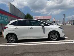 コンパクトなボディでどの年代の方にも乗りやすいお車になっております☆