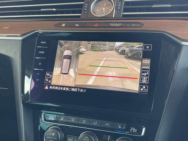 バックカメラ、パノラミックビューモニター、リアトラフィックアラートを搭載しており駐車の際とても便利です！