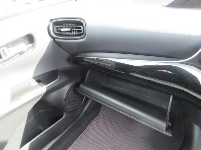 車検証入れ等書類一式を収納できるグローブボックスです。