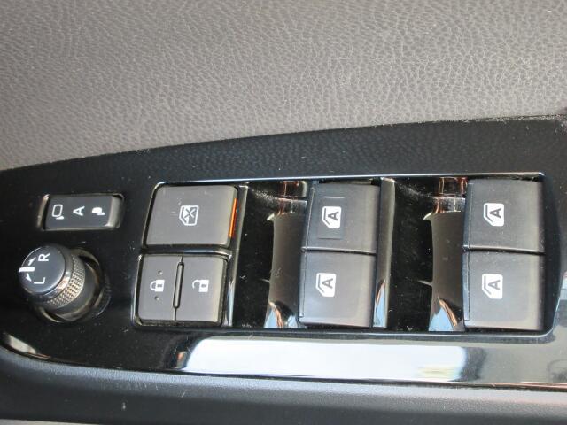 パワーウィンドウは全てのスイッチにオート機能が装備されております。ウィンドウロックも装備されているので、お子様と一緒の時も安心ですね。