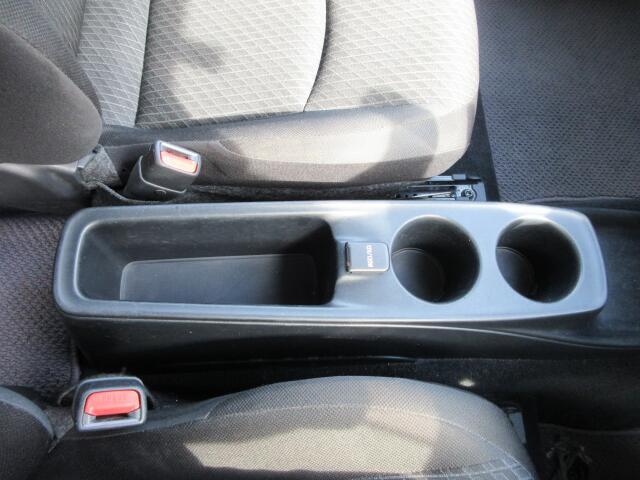 センターコンソールにドリンクホルダーが付いています。