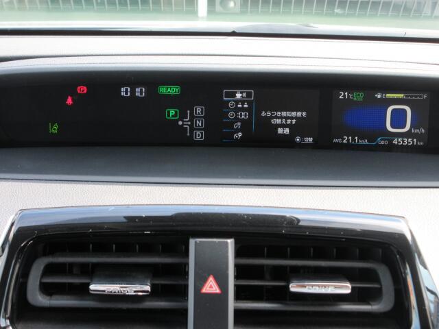 シンプルで見やすいデザインのメーターパネルです。車の情報が表示される大事な場所だからこそ見やすさが大切ですね。