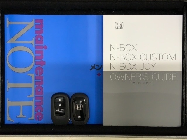 スマートキーは鍵をバッグに入れたままでもドアロックの開閉やエンジンのON・OFFができます。夜間や雨の日も鍵を探さなくて良いので便利です。