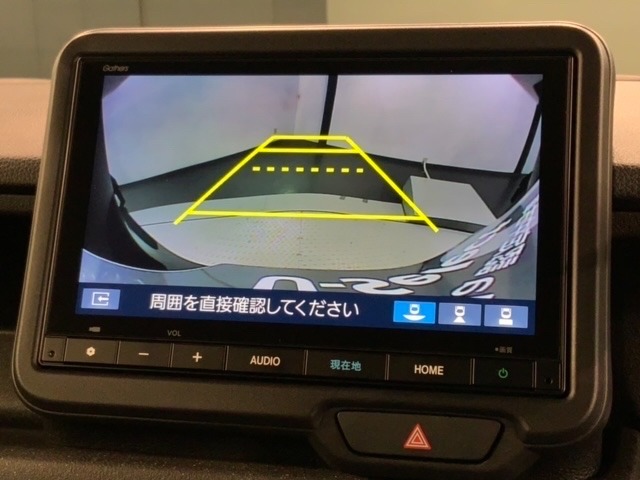 リバースギアに入れるだけで後方の表示へ切り替わります。夜間や雨の日の駐車も楽になりますよ。
