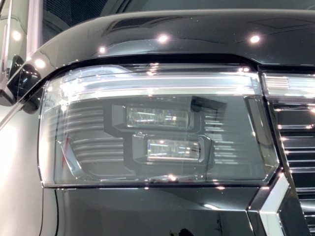LEDヘッドライトは、点灯の瞬間から最大光量を発揮し、突然暗くなるトンネルなどでの安定感を高めます。