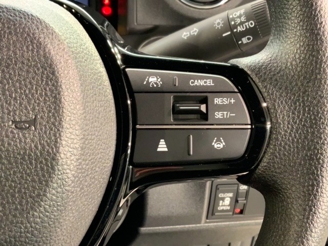 クルーズコントロールを装備しています。高速道路などで一定の速度で走ってくれるので運転が楽ですよ！速度を設定できますので、スピードの出しすぎにも注意できます。