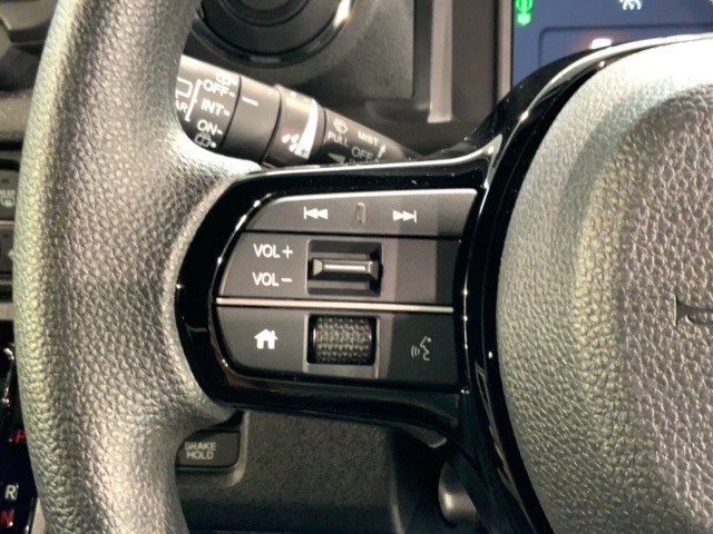 ステアリングにオーディオ操作スイッチが付いています。オーディオ画面に直接タッチしなくても操作が出来ますので、運転に集中できます。