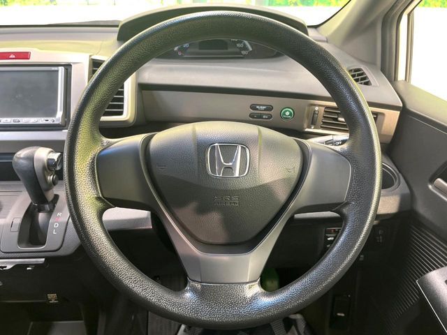 インテリアに合わせたデザインのステアリングは、運転される方のことも考え、運転しやすい形状、大きさです。是非一度、実際に触ってお確かめください。