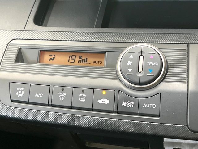 【オートエアコン】一度お好みの温度に設定すれば、車内の温度を検知し風量や温度を自動で調整。暑い…寒い…と何度もスイッチ操作をする必要はありません。快適な車内空間には必須の機能ですね♪