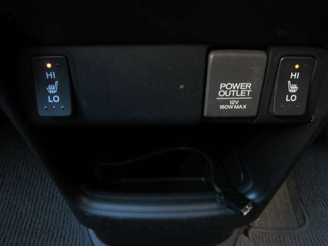 純正追加オプションのiPod等対応USB接続ケーブル！特別仕様車の「SSパッケージ」ですので、運転席＆助手席シートヒーター（2段階温度設定可能）！