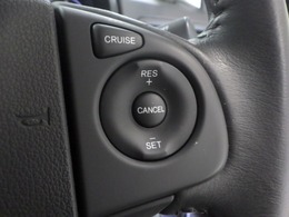 【クルーズコントロール】ステアリングのスイッチを操作することで、一定の速度に車速を制御します。高速道路の長距離運転などでドライバーの負担を軽減します。