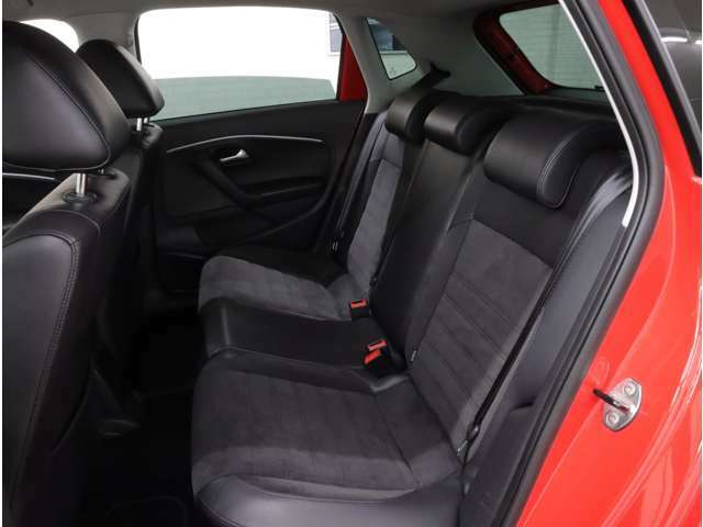 後席の定員は3人分。後方視界を考慮したデザインのヘッドレスト形状。左右席にはチャイルドシートの固定装置(ISO-FIX)が備わっています。