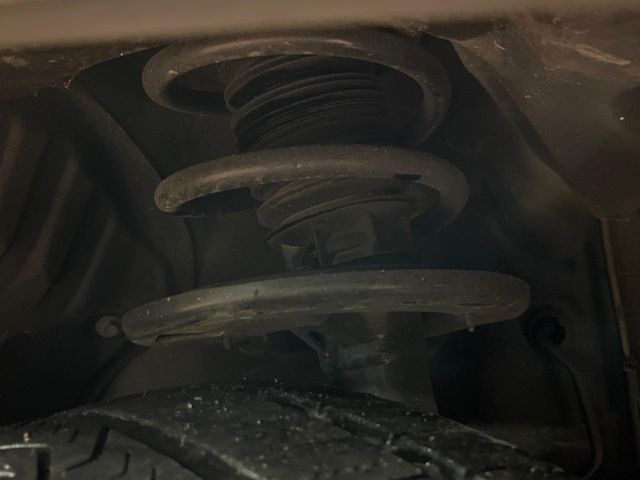 お車を安心してお乗りいただく為には、足回りの定期点検が欠かせません。サービスサポート（有償保証）では無料点検もご提供しており、安心のカーライフをお過ごしいただけるサポート体制が整っています。