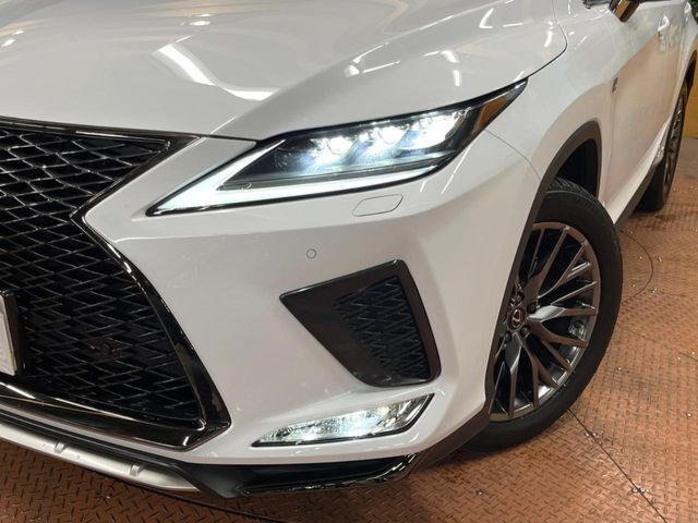 【三眼LEDヘッドライト】スタイリッシュな見た目の三眼LEDヘッドライトを装備♪スタイルだけでなく、夜間の走行も視界良好で安心してお乗りいただけます。