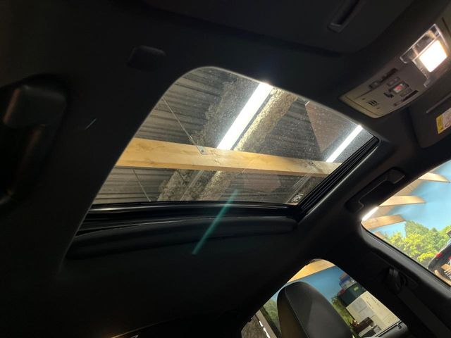 【サンルーフ】開放感たっぷりの希少装備、サンルーフが装着されています！車内に明かりを取り入れたり景色を楽しむ以外にも、車内の空気も簡単に換気できて快適です！