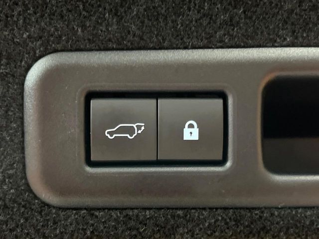 【パワーバックドア】スマートキーや運転席のボタンを押すだけでリアゲートが自動で開閉します！荷物を持っている時や、高い位置にあるバックドアを閉める際に便利な機能です♪