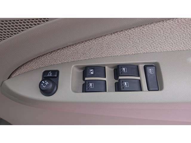 ウィンドウスイッチです。運転席から4か所の窓の開閉ができます。サイドミラーの角度調整と電動格納もこちらで操作できますよ。
