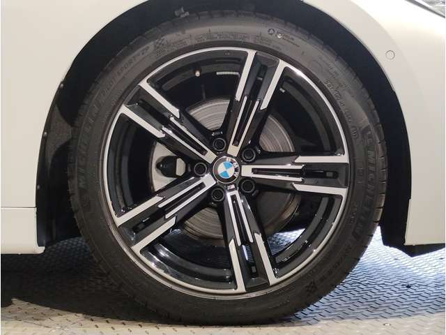 BMW純正アルミホイールです。納車時にはアルミホイールコーティングも承っております！是非ご検討下さいませ。