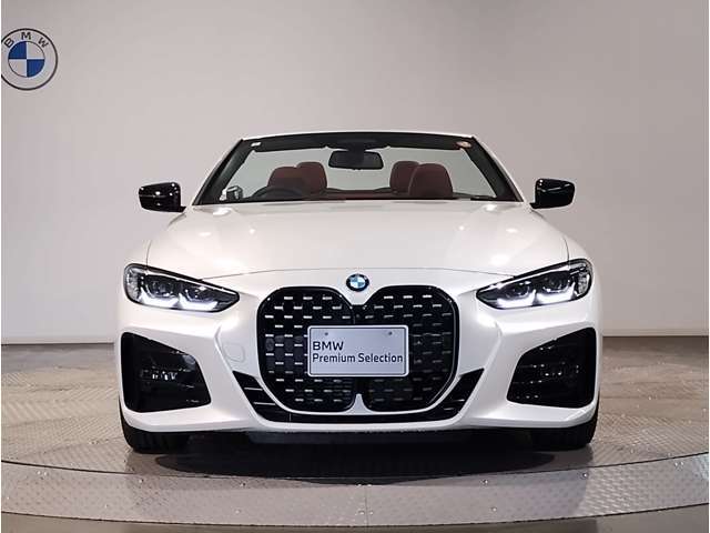 【BMWの伝統】BMWの特徴的な“キドニーグリル”は、80年以上続く伝統の形でございます。変わらないこだわりのデザインが、プレミアムブランド“BMW”を創り出します。