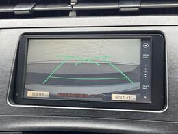 【バックカメラ】駐車時に後方がリアルタイム映像で確認できます。大型商業施設や立体駐車場での駐車時や、夜間のバック時に大活躍！運転スキルに関わらず、今や必須となった装備のひとつです！