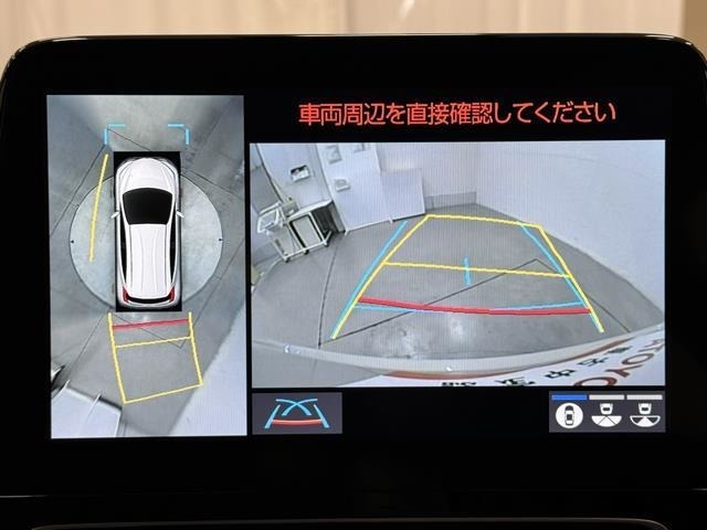 パノラミックビューモニターシステムが付いているので車の上から見た映像が確認できますよ。　一目で車両周辺の情報を確認できますが、直接安全をご確認下さい。