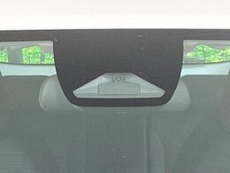 【ホンダセンシング】走行中に前方の車両等を認識し、衝突しそうな時は警報とブレーキで衝突回避と被害軽減をアシスト。より安全にドライブをお楽しみいただけます。