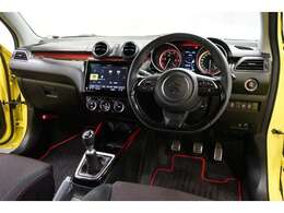 Z03系、スズキのスイフトスポーツが入荷しました。ハイオクで走行するお車です。車両重量970kg・JC08モード燃費は16.2km/L・直列4気筒ターボエンジン・140馬力のお車です（※カタログ参照）