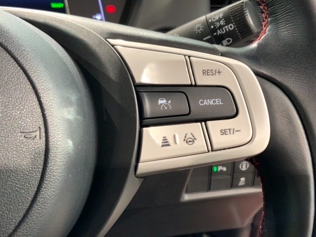 クルーズコントロールを装備しています。高速道路などで一定の速度で走ってくれるので運転が楽ですよ！速度を設定できますので、スピードの出しすぎにも注意できます。
