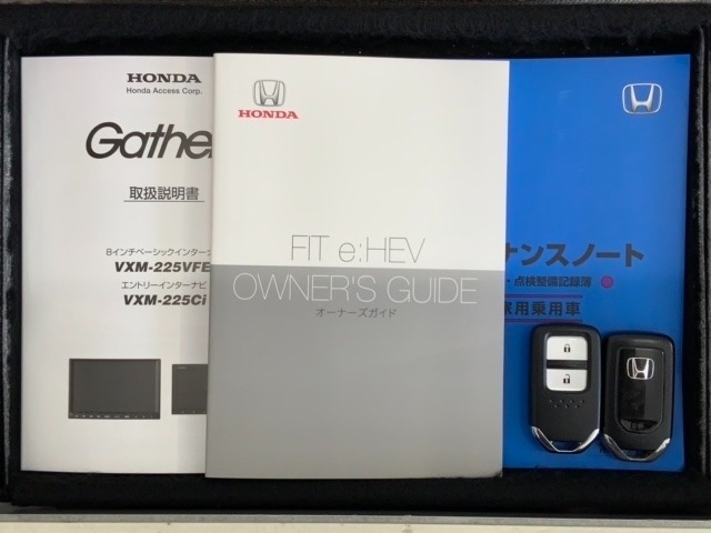 スマートキーは鍵をバッグに入れたままでもドアロックの開閉やエンジンのON・OFFができます。夜間や雨の日も鍵を探さなくて良いので便利です。