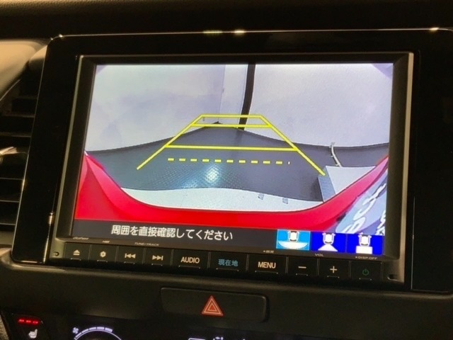 リバースギアに入れるだけで後方の表示へ切り替わります。夜間や雨の日の駐車も楽になりますよ。