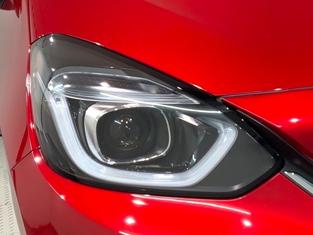 LEDヘッドライトは、点灯の瞬間から最大光量を発揮し、突然暗くなるトンネルなどでの安定感を高めます。