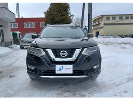 正面。日産特有の「Vモーショングリル」