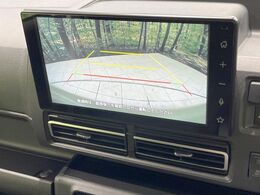 【バックカメラ】駐車時に後方がリアルタイム映像で確認できます。大型商業施設や立体駐車場での駐車時や、夜間のバック時に大活躍！運転スキルに関わらず、今や必須となった装備のひとつです！