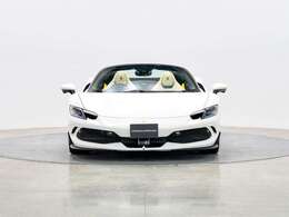 ボディカラーはBianco Avus,Neroのツートンボディカラー